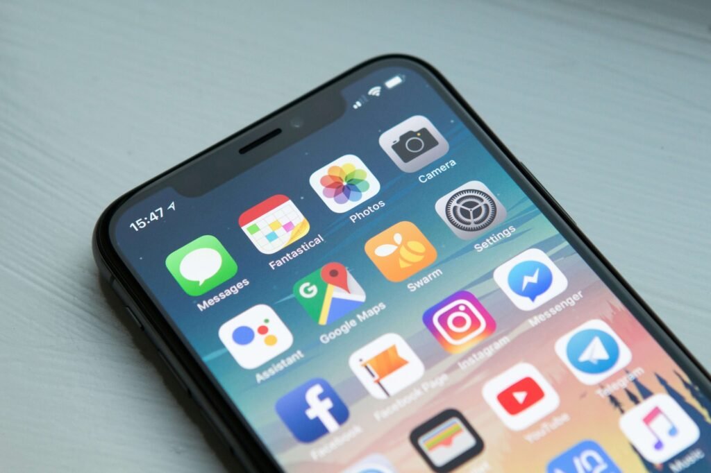 iPhone home screen showing iOS apps to learn how to make a grocery list on iphone
