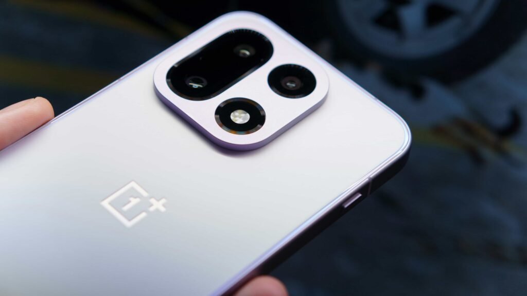 OnePlus 15 rear camera module and back panel design